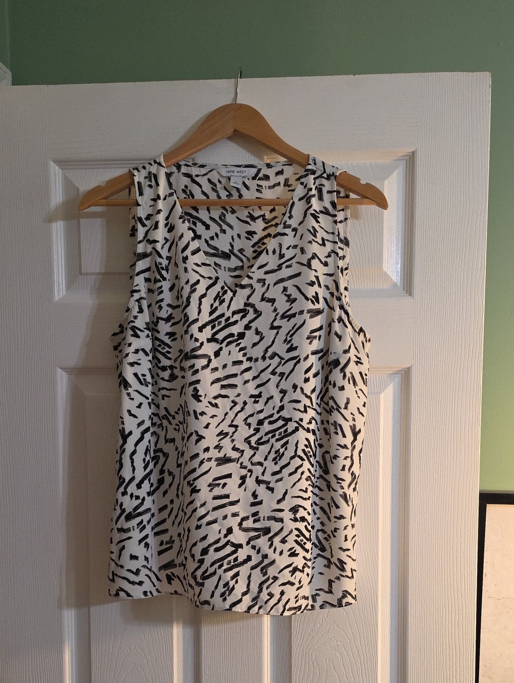 Nine West White Sleeveless V-Neck Top with Black Abstract Print